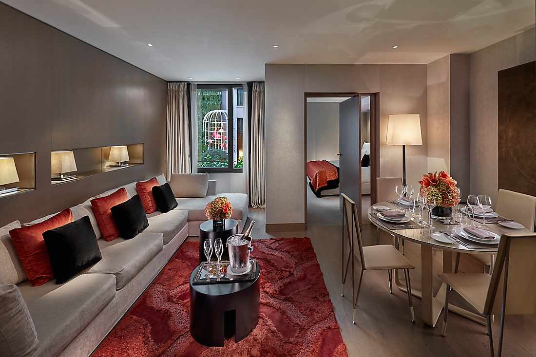 Eine elegante Suite mit einem Schlafzimmer und Wohnzimmer